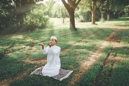 Homem muçulmano religioso tradicional kandura orando ao ar livre em