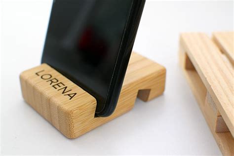 Soporte móvil y tablet madera personalizado con nombre o coordenadas