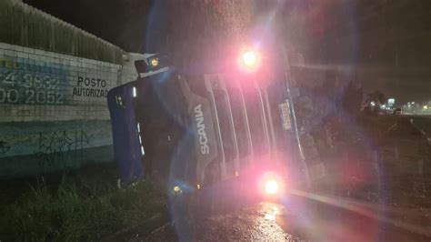 Chuva deixa pista escorregadia e caminhão tomba na Avenida Ayrton Senna