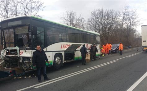 Coliziune Ntre Un Autocar I Un Autoturism Pe Dn O Persoan A