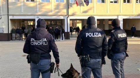 Controlli Antidroga Della Polizia Nelle Scuole Crotoneinforma