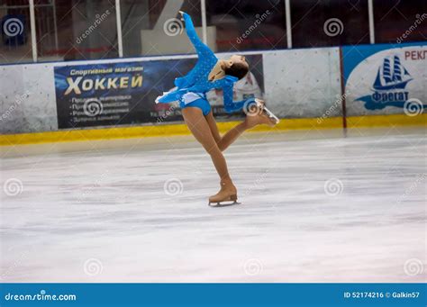 La Figura Patinador De La Muchacha Adentro Escoge El Patinaje Foto