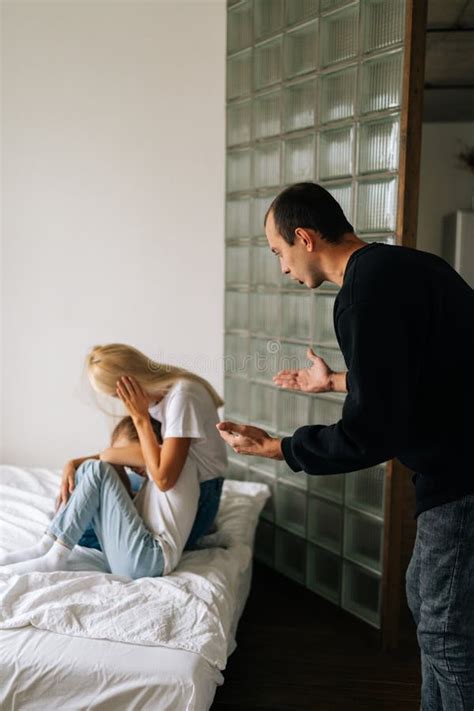 Retrato De Madre Asustada Y Su Hija Abraz Ndose Entre S Sentados En El