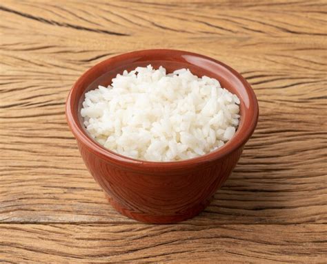 Arroz Blanco Cocido En Un Bol Sobre Una Mesa De Madera Foto Premium