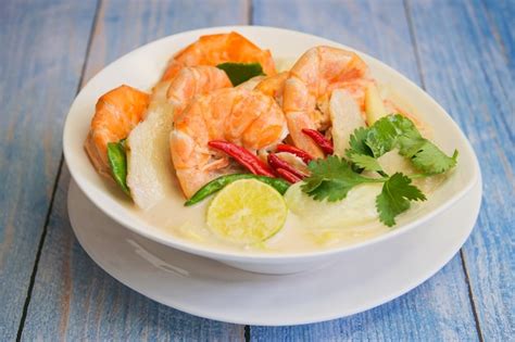 Tom Kha Sopa Tradicional Tailandesa Con Leche De Coco Shimp Y Especias