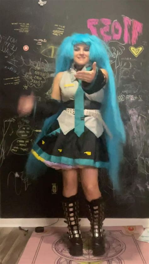 Miku cosplay [Video] | Miku cosplay, Anime cosplay costumes, Amazing ...