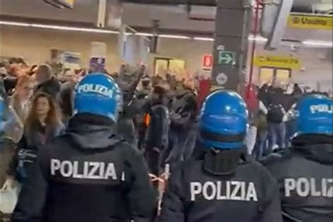 I Tifosi Dell Eintracht Arrivati A Napoli Scortati Dalla Polizia Urlano