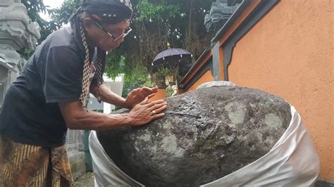 Batu Bertulis Aksara Asing Ditemukan Di Pura Ngesti Dharma Banyuwangi