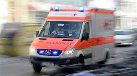 Unfall mit Krankenwagen im Einsatz in München Fünf Menschen verletzt