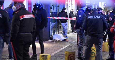 Napoli Agguato In Strada Ucciso Un Enne Indagano Polizia E