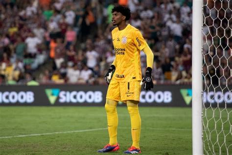 Corinthians Paga Multa Ao Flamengo Para Escalar Hugo Souza Em Jogo