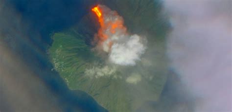 Erupcja Wulkanu Stromboli Lawa Sp Ywa Do Wody Incusmeteo