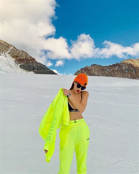 Thảo Nhi Lê và loạt mỹ nhân Việt diện bikini giữa trời tuyết gây tranh