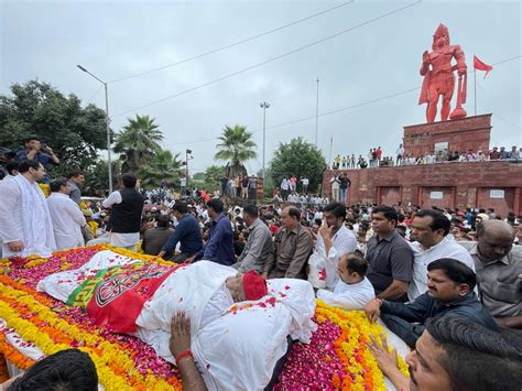 Samajwadi Party On Twitter श्रद्धेय नेताजी की अंतिम यात्रा।