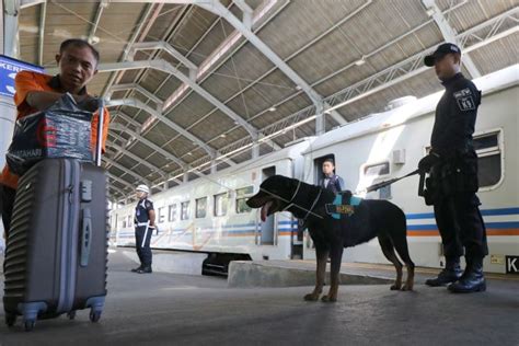 Pengamanan Stasiun Kereta Api Antara Foto