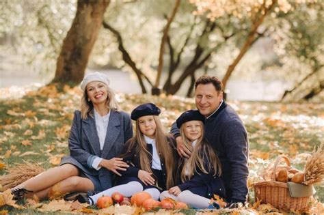 Una gran familia en un picnic en otoño en un parque natural gente feliz