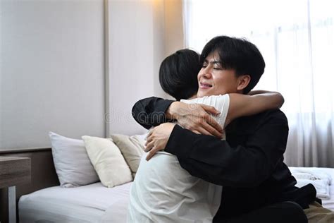 Pareja Gay Amorosa Sentada En La Cama Abrazándose Entre Ellos Relaciones Homosexuales Y