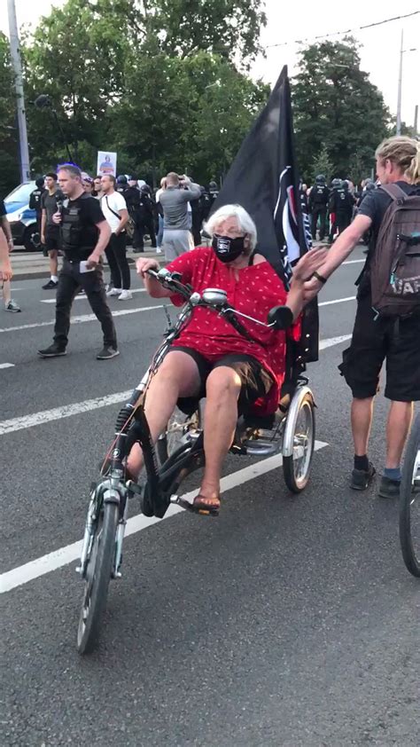 Ann Katrin Müller on Twitter Diese Oma gegen rechts hält mit ihrem