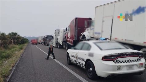 Chocan Dos Tractocamiones Y Generan Caos Vial En Carretera A Acayucan