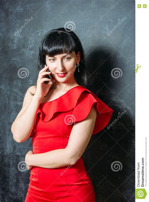 Mujer Modelo Joven Hermosa En El Vestido Rojo Que Presenta Sobre