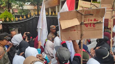 Diduga Banyak Kecurangan Dalam Ppdb Ratusan Ibu Ibu Menggelar Aksi