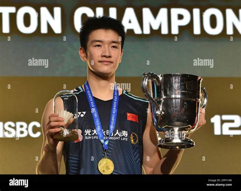 China S Li Shi Feng Poses With Trophy After Winning The Men S Final