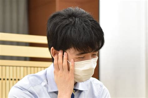 朝日新聞将棋取材班 On Twitter 村）a級順位戦で斎藤慎太郎八段に勝った藤井聡太竜王。終盤では差がつきましたが、中盤は悩ましい局面