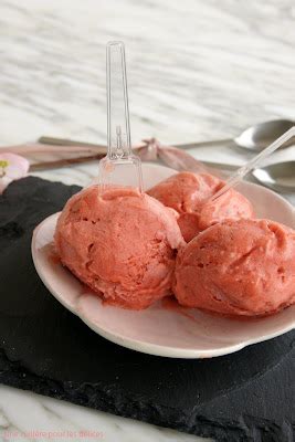 Une Cuill Re Pour Les D Lices Sorbet La Fraise Et La Rhubarbe