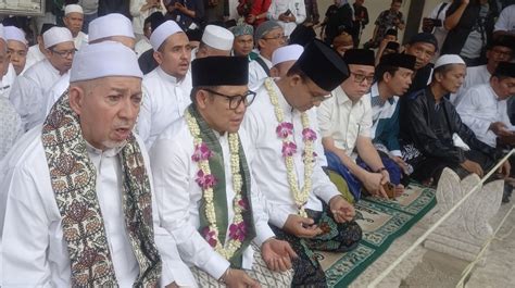 Bersama Anies Baswedan Ziarah Ke Sunan Ampel Cak Imin Beliau Merajut