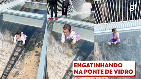 Vídeo Que aflição VÍDEO mostra bebê engatinhando em ponte de vidro na