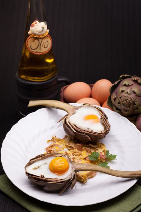 Recette oeufs pochés aux champignons en nids d artichauts Marie Claire