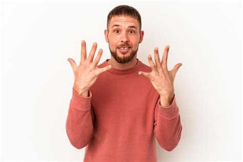 Jovem Homem Caucasiano Diastema Isolado No Fundo Branco Mostrando