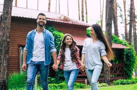 J Venes Padres Modernos Felices Con Una Linda Hija Est N Caminando Al