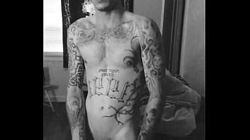 Hombre tatuado sexy masturbándose XVIDEOS