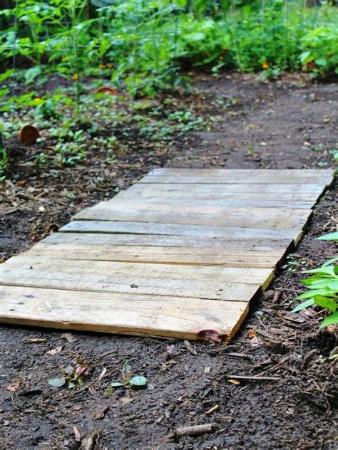 14 Easy To Make Diy Pallet Walkway Ideas Susie Harris