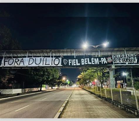 Torcida do Corinthians protesta e pede saída do presidente do clube até