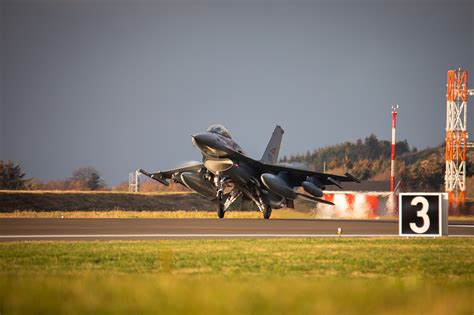 IMAGENS Jatos da OTAN são acionados para interceptar bombardeiros