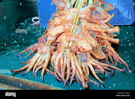 Chinese Gourmet Fire Squid Stock Photo Alamy