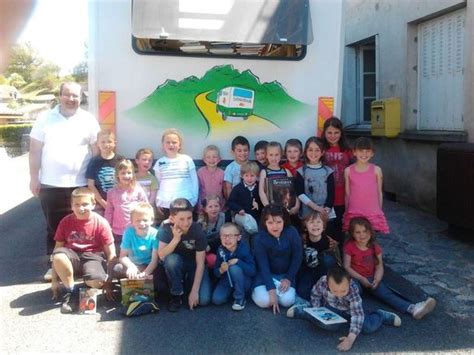 Les enfants découvrent le bibliobus Chalvignac 15200