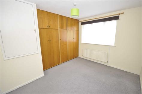 2 Bedroom Mid Terraced House To Let In Hogarth Crescent Colliers Wood