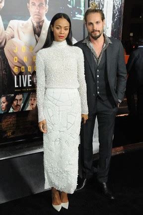 EGO Zoe Saldana leva o marido gato à première de A lei da noite