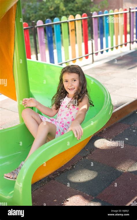 Jeune Fille Sur Toboggan Banque De Photographies Et Dimages à Haute