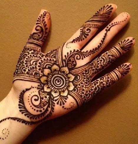 Circle Mehndi Designs On Palm