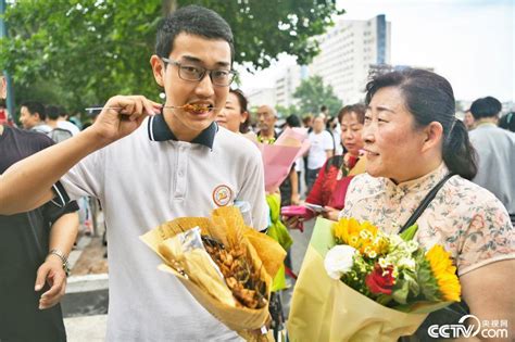 济南中考结束 家长手捧烤串为孩子庆祝 搜狐大视野 搜狐新闻