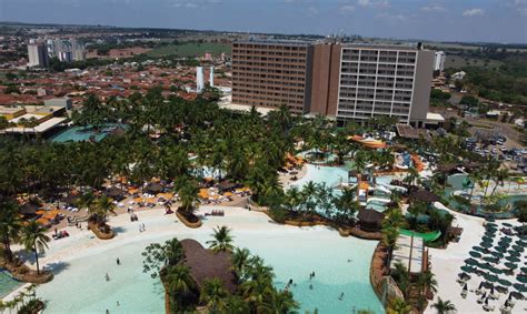 Hot Beach Parques Resorts Sp Anuncia Pacotes De Anivers Rio Experi Ncias Completas Em