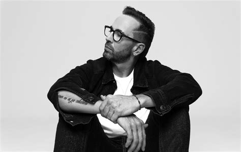 Lucas Arnau celebra 20 años de carrera con su sencillo "Hilo Rojo