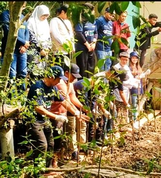 Pemdes Mundu Pesisir Pnm Gelar Gotong Royong Bersih Sampah Tanam