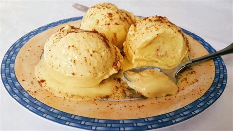 Helado De Banana Y Helado Cremoso De Mango En Tortillas De Canela Con