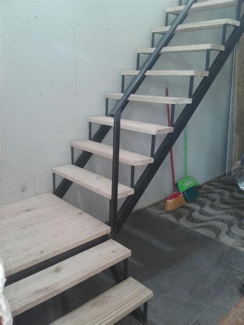 Escaleras Hierro Y Madera El Mt Colocada En Mercado