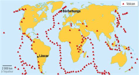 La répartition des volcans terrestres et sous marins sur Terre